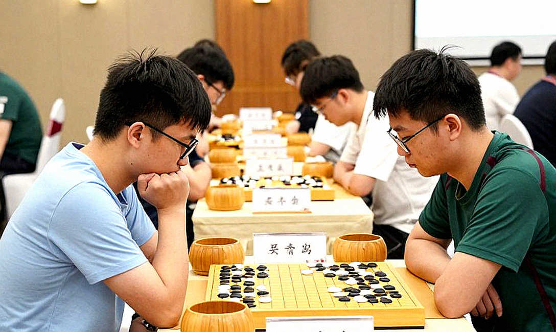 Elephant Gambit và cái tên David Antón: Khi một vũ khí bất ngờ bị khoác áo huyền thoại